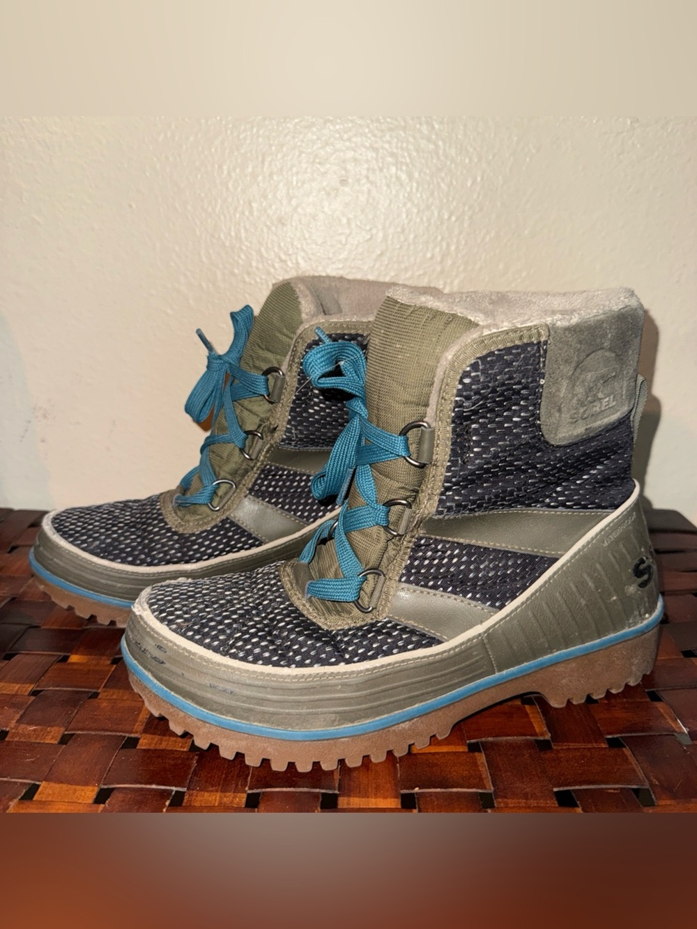 Sorel Women's Olive Green and Teal Lace-Up Winter Ankle Boots